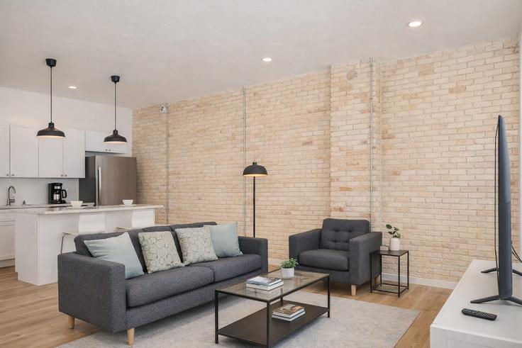 Neenah NeenahのBuilding West Wisconsin Avenue - powerhouseproperties920 - 1318207のアパートメントにある、モダンな家具を備えたエレガントなデザインのリビングルーム