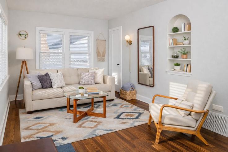 Appleton, Appleton에 위치한 Building West Seymour Street - powerhouseproperties920 - 1061612 - USA 유닛의 세련된 인테리어가 돋보이는 거실 Appleton, Appleton에 위치한 Building West Seymour Street - powerhouseproperties920 - 1061612 - USA 유닛의 세련된 인테리어가 돋보이는 거실