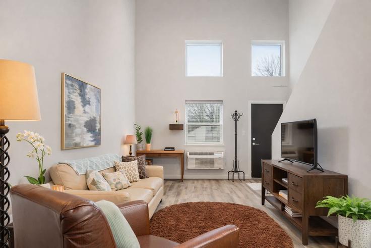 Elegante sala de estar con mobiliario moderno en un apartamento en Building South Badger Avenue - powerhouseproperties920 - 1387452 en Appleton, Appleton Elegante sala de estar con mobiliario moderno en un apartamento en Building South Badger Avenue - powerhouseproperties920 - 1387452 en Appleton, Appleton