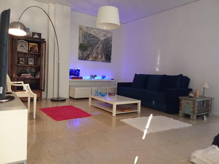 Sala de estar elegantemente projetada com móveis modernos em um apartamento no Building Evrou - pre - 1512545 em Central Athens, Athens