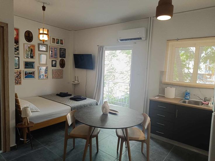 Elegante sala de estar con mobiliario moderno en un apartamento en Building Evrou - pre - 1512546 en Central Athens, Athens