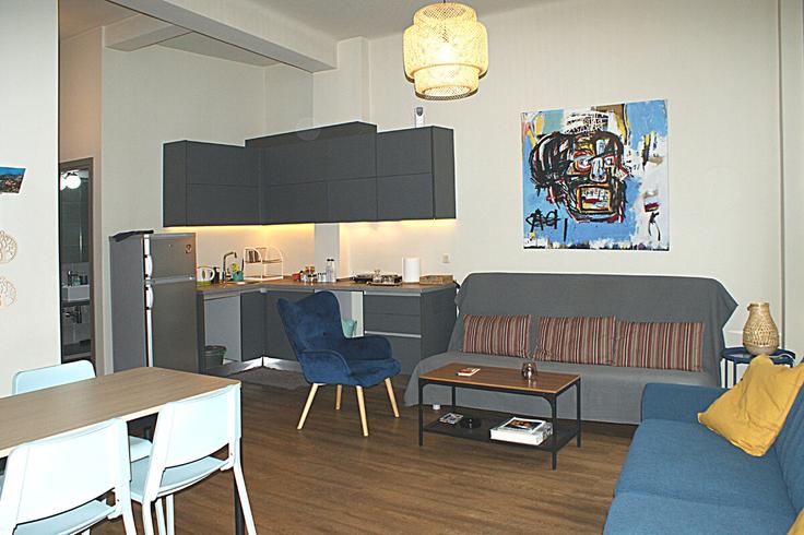Central Athens, Athens에 위치한 Building Athinas - pre - 1512539 유닛의 세련된 인테리어가 돋보이는 거실 Central Athens, Athens에 위치한 Building Athinas - pre - 1512539 유닛의 세련된 인테리어가 돋보이는 거실