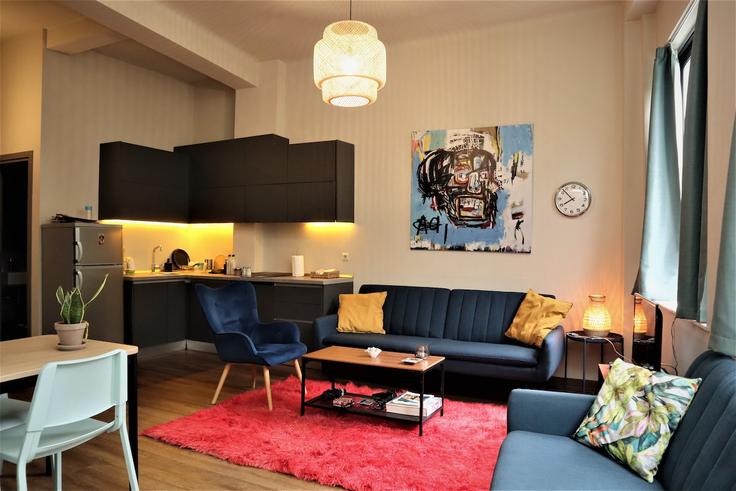 Elegante sala de estar con mobiliario moderno en un apartamento en Building Athinas - pre - 1512539 en Central Athens, Athens