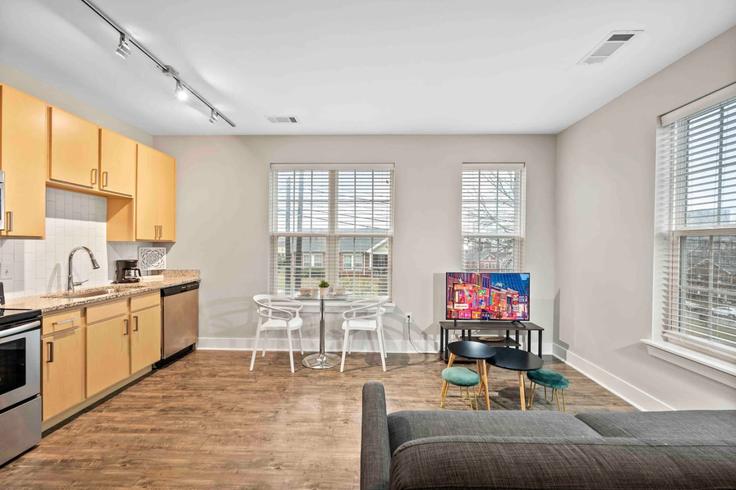 Elegant gestaltetes Wohnzimmer mit moderner Einrichtung in einer Wohnung im Building Pearl Street - premier-hosting-nashville - 1313865 - BNA in Nashville, Nashville