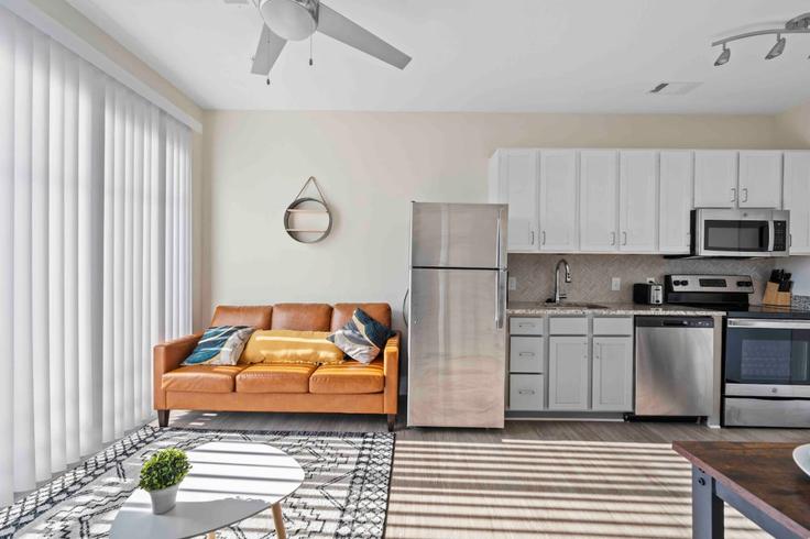 Elegante sala de estar con mobiliario moderno en un apartamento en Building Pearl Street - premier-hosting-nashville - 1313867 - BNA en Nashville, Nashville