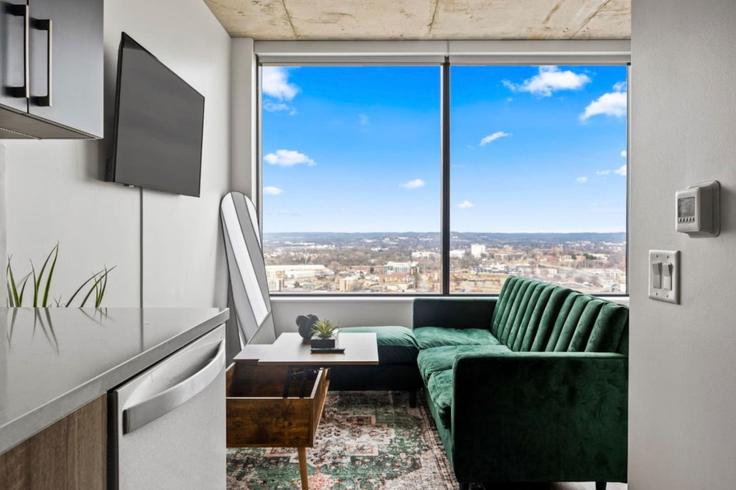 Nashville NashvilleのBuilding West End Avenue - premier-hosting-nashville - 1313871 - BNAのアパートメントにある、モダンな家具を備えたエレガントなデザインのリビングルーム Nashville NashvilleのBuilding West End Avenue - premier-hosting-nashville - 1313871 - BNAのアパートメントにある、モダンな家具を備えたエレガントなデザインのリビングルーム