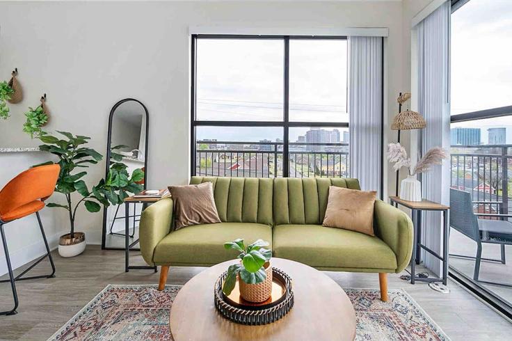 Nashville NashvilleのBuilding Pearl Street - premier-hosting-nashville - 1313875 - BNAのアパートメントにある、モダンな家具を備えたエレガントなデザインのリビングルーム Nashville NashvilleのBuilding Pearl Street - premier-hosting-nashville - 1313875 - BNAのアパートメントにある、モダンな家具を備えたエレガントなデザインのリビングルーム