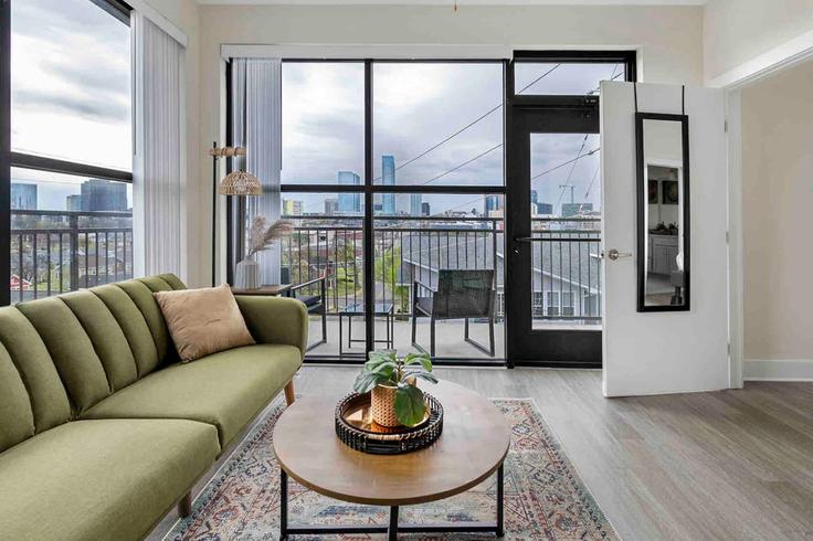 Elegante sala de estar con mobiliario moderno en un apartamento en Building Pearl Street - premier-hosting-nashville - 1313875 - BNA en Nashville, Nashville