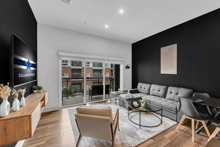 Building Frisco Square Boulevard - premier-jkl-holdings - 1623231 adresindeki bir dairede modern mobilyalarla zarif bir şekilde tasarlanmış oturma odası Frisco, Frisco Building Frisco Square Boulevard - premier-jkl-holdings - 1623231 adresindeki bir dairede modern mobilyalarla zarif bir şekilde tasarlanmış oturma odası Frisco, Frisco