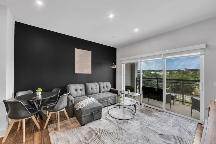 Salle de séjour élégante avec mobilier moderne dans un appartement à Building Frisco Square Boulevard - premier-jkl-holdings - 1623229 à Frisco, Frisco Salle de séjour élégante avec mobilier moderne dans un appartement à Building Frisco Square Boulevard - premier-jkl-holdings - 1623229 à Frisco, Frisco
