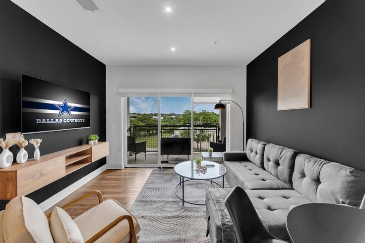 Salle de séjour élégante avec mobilier moderne dans un appartement à Building Frisco Square Boulevard - premier-jkl-holdings - 1623232 à Frisco, Frisco