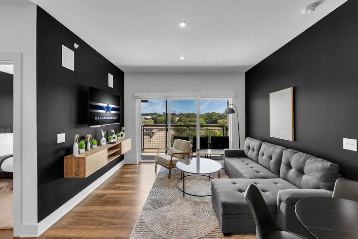 Salle de séjour élégante avec mobilier moderne dans un appartement à Building Frisco Square Boulevard - premier-jkl-holdings - 1623227 à Frisco, Frisco