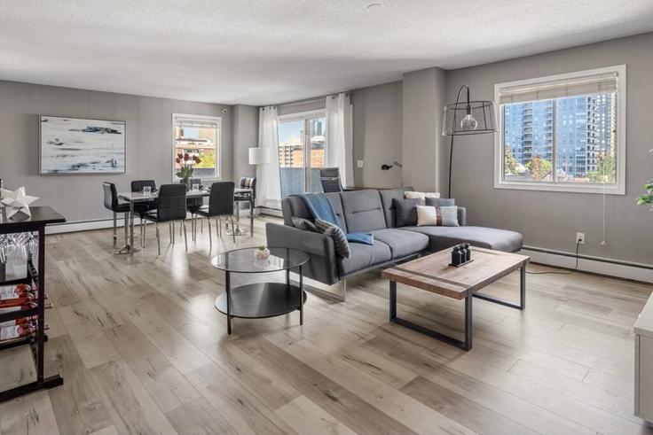 Elegante sala de estar con mobiliario moderno en un apartamento en Building 15 Avenue Southwest - premier-stays - 1314495 - TOR en Calgary, Calgary