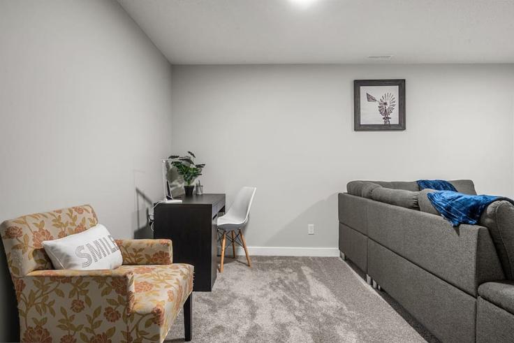 Sala de estar elegantemente projetada com móveis modernos em um apartamento no Building Midgrove Mews Southwest - premier-stays - 1314500 - TOR em Airdrie, Airdrie