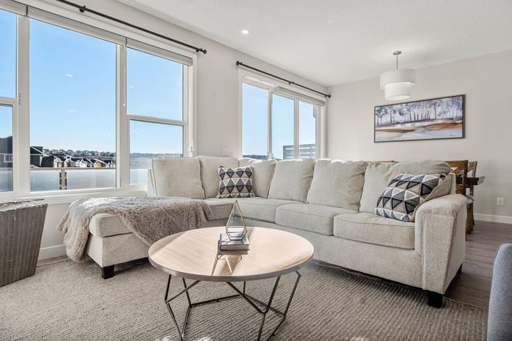 Building Sage Bluff Rise Northwest - premier-stays - 1314502 - TOR adresindeki bir dairede modern mobilyalarla zarif bir şekilde tasarlanmış oturma odası Hanson Ranch, Calgary Building Sage Bluff Rise Northwest - premier-stays - 1314502 - TOR adresindeki bir dairede modern mobilyalarla zarif bir şekilde tasarlanmış oturma odası Hanson Ranch, Calgary