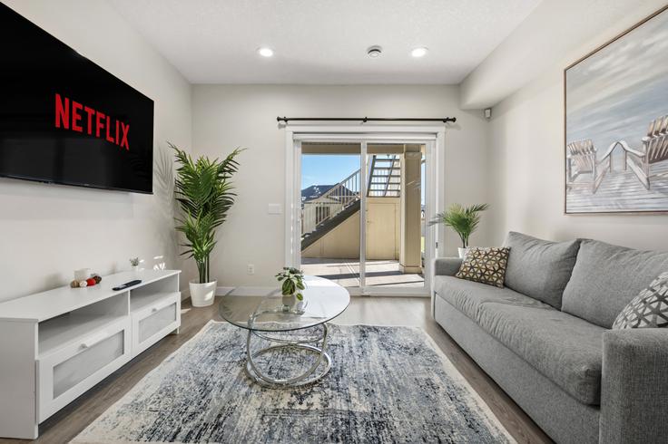 Elegante sala de estar con mobiliario moderno en un apartamento en Building Sage Bluff Rise Northwest - premier-stays - 1314499 - TOR en Hanson Ranch, Calgary Elegante sala de estar con mobiliario moderno en un apartamento en Building Sage Bluff Rise Northwest - premier-stays - 1314499 - TOR en Hanson Ranch, Calgary