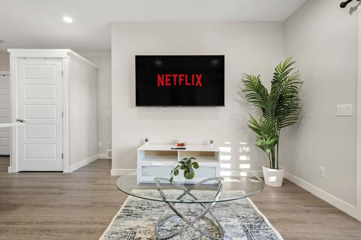 Elegante sala de estar con mobiliario moderno en un apartamento en Building Sage Bluff Rise Northwest - premier-stays - 1314499 - TOR en Hanson Ranch, Calgary Elegante sala de estar con mobiliario moderno en un apartamento en Building Sage Bluff Rise Northwest - premier-stays - 1314499 - TOR en Hanson Ranch, Calgary