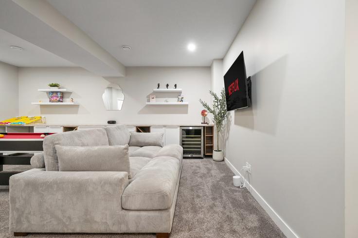 Building Wolf Hollow Crescent South East - premier-stays - 1314522 - TOR adresindeki bir dairede modern mobilyalarla zarif bir şekilde tasarlanmış oturma odası Calgary, Calgary