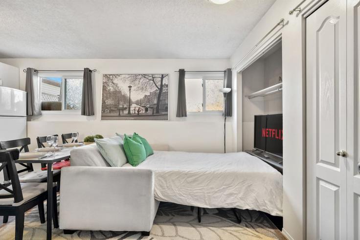 Elegant gestaltetes Wohnzimmer mit moderner Einrichtung in einer Wohnung im Building Riverbirch Road Southeast - premier-stays - 1314520 - TOR in Ogden, Calgary