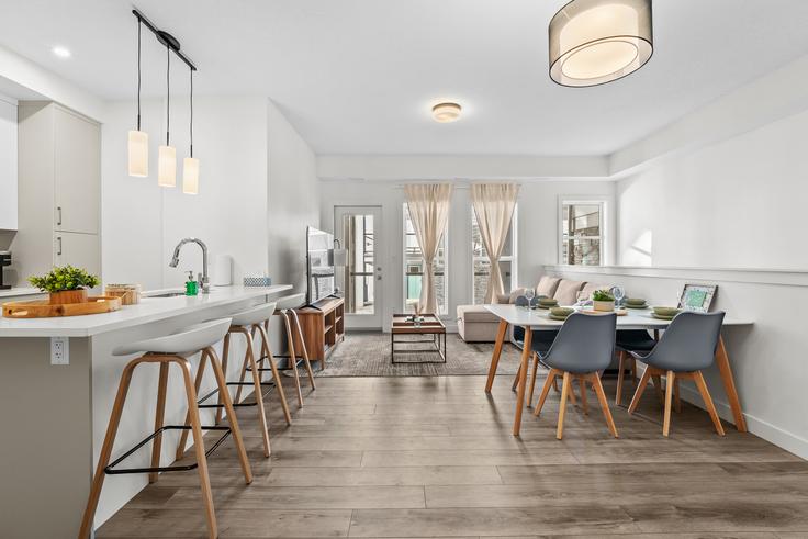 Elegant gestaltetes Wohnzimmer mit moderner Einrichtung in einer Wohnung im Building Spring Creek Common Southwest - premier-stays - 1314529 - TOR in Calgary, Calgary