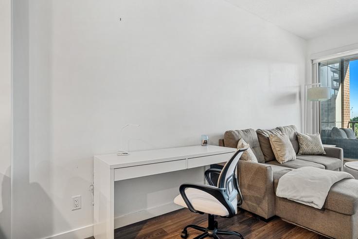 Sala de estar elegantemente projetada com móveis modernos em um apartamento no Building 9 Street Northeast - premier-stays - 1314534 em Crossroads, Calgary Sala de estar elegantemente projetada com móveis modernos em um apartamento no Building 9 Street Northeast - premier-stays - 1314534 em Crossroads, Calgary