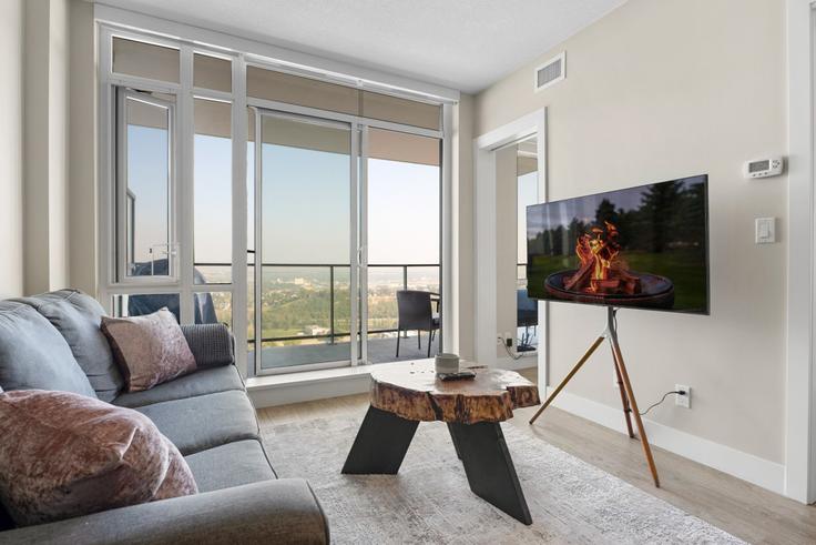 Elegante sala de estar con mobiliario moderno en un apartamento en Building 3 Street Southeast - premier-stays - 1314535 en Calgary, Calgary Elegante sala de estar con mobiliario moderno en un apartamento en Building 3 Street Southeast - premier-stays - 1314535 en Calgary, Calgary