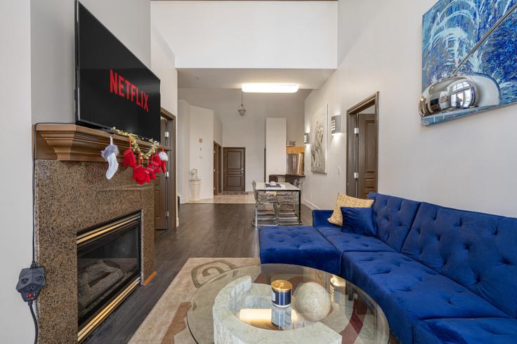 Calgary, Calgary에 위치한 Building 18 Avenue Southeast - premier-stays - 1314536 아파트의 세련된 인테리어가 돋보이는 거실 Calgary, Calgary에 위치한 Building 18 Avenue Southeast - premier-stays - 1314536 아파트의 세련된 인테리어가 돋보이는 거실