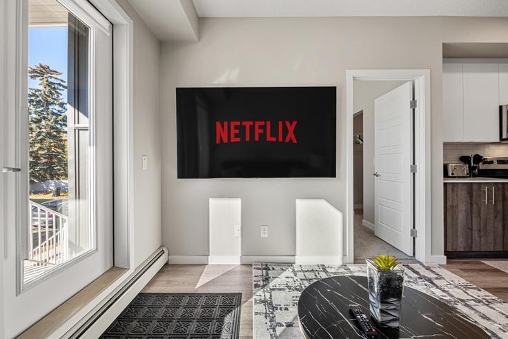 Crossroads, Calgary에 위치한 Building 17 Street Southeast - premier-stays - 1314538 아파트의 세련된 인테리어가 돋보이는 거실