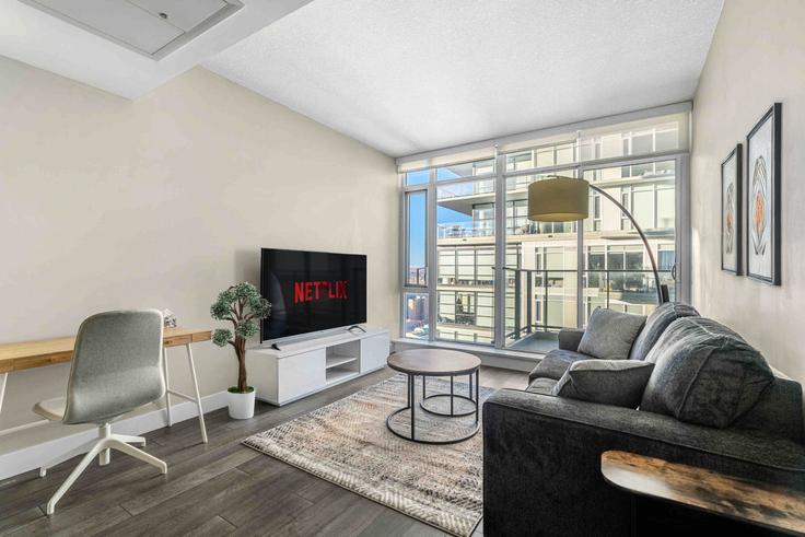 Elegante sala de estar con mobiliario moderno en un apartamento en Building 3 Street Southeast - premier-stays - 1314539 en Calgary, Calgary Elegante sala de estar con mobiliario moderno en un apartamento en Building 3 Street Southeast - premier-stays - 1314539 en Calgary, Calgary