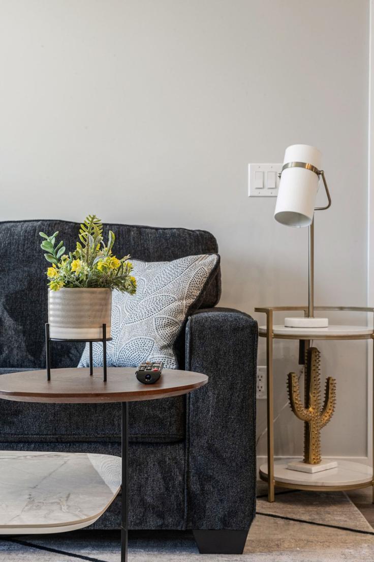 Calgary CrossroadsのBuilding 17 Street Southeast - premier-stays - 1314542のアパートメントにある、モダンな家具を備えたエレガントなデザインのリビングルーム