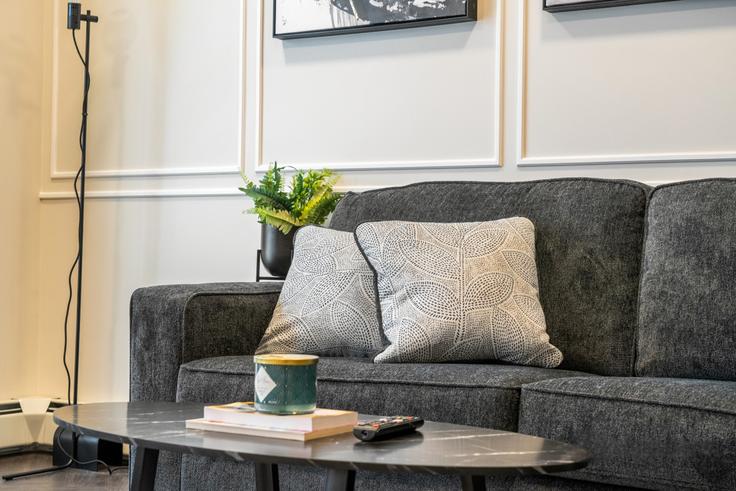 Calgary, Calgary에 위치한 Building Battleford Avenue Southwest - premier-stays - 1314540 아파트의 세련된 인테리어가 돋보이는 거실 Calgary, Calgary에 위치한 Building Battleford Avenue Southwest - premier-stays - 1314540 아파트의 세련된 인테리어가 돋보이는 거실