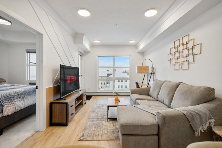 Elegante sala de estar con mobiliario moderno en un apartamento en Building Battleford Avenue Southwest - premier-stays - 1314541 en Calgary, Calgary Elegante sala de estar con mobiliario moderno en un apartamento en Building Battleford Avenue Southwest - premier-stays - 1314541 en Calgary, Calgary