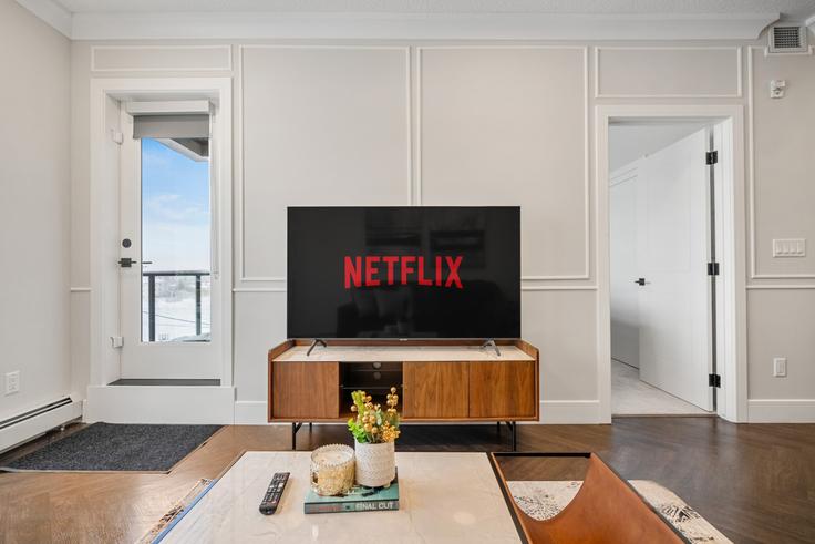 Calgary, Calgary에 위치한 Building Battleford Avenue Southwest - premier-stays - 1314543 아파트의 세련된 인테리어가 돋보이는 거실 Calgary, Calgary에 위치한 Building Battleford Avenue Southwest - premier-stays - 1314543 아파트의 세련된 인테리어가 돋보이는 거실