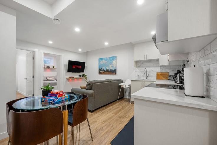 Elegante sala de estar con mobiliario moderno en un apartamento en Building Cornerstone Link Northeast - premier-stays - 1318713 en Crossroads, Calgary
