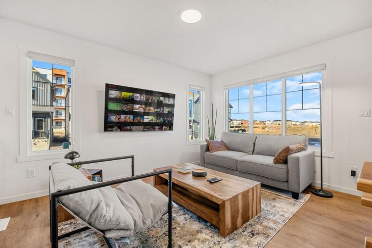 Edmonton Aspen HeightsのBuilding Aster Way Northwest - premier-stays - 1355627のアパートメントにある、モダンな家具を備えたエレガントなデザインのリビングルーム Edmonton Aspen HeightsのBuilding Aster Way Northwest - premier-stays - 1355627のアパートメントにある、モダンな家具を備えたエレガントなデザインのリビングルーム