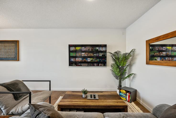 Edmonton Aspen HeightsのBuilding Aster Way Northwest - premier-stays - 1355628のアパートメントにある、モダンな家具を備えたエレガントなデザインのリビングルーム Edmonton Aspen HeightsのBuilding Aster Way Northwest - premier-stays - 1355628のアパートメントにある、モダンな家具を備えたエレガントなデザインのリビングルーム