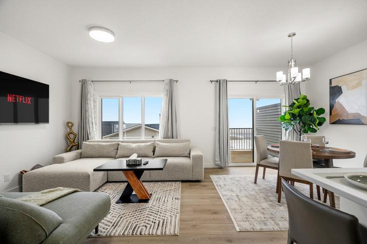 Salle de séjour élégante avec mobilier moderne dans un appartement à Building Heritage Manor - premier-stays - 1379527 à Cochrane, Cochrane