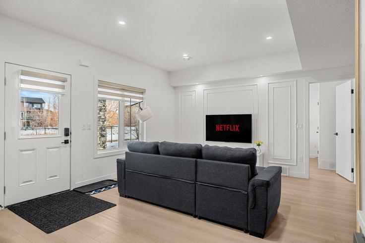 Sala de estar elegantemente projetada com móveis modernos em um apartamento no Building Canoe Crescent Southwest - premier-stays - 1386564 em Airdrie, Airdrie