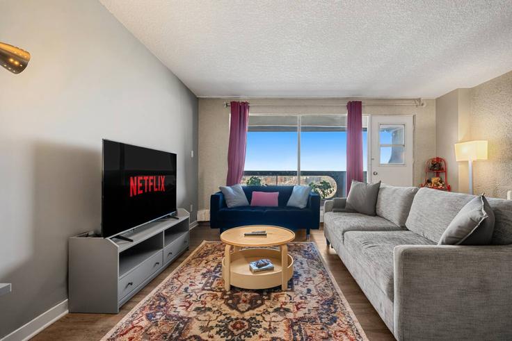 Elegante sala de estar con mobiliario moderno en un apartamento en Building 6 Avenue Southeast - premier-stays - 1472480 en Calgary, Calgary