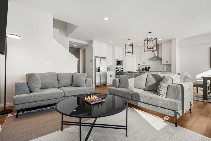 Building Lewisburg Close Northeast - premier-stays - 1511974 adresindeki bir dairede modern mobilyalarla zarif bir şekilde tasarlanmış oturma odası Crossroads, Calgary Building Lewisburg Close Northeast - premier-stays - 1511974 adresindeki bir dairede modern mobilyalarla zarif bir şekilde tasarlanmış oturma odası Crossroads, Calgary
