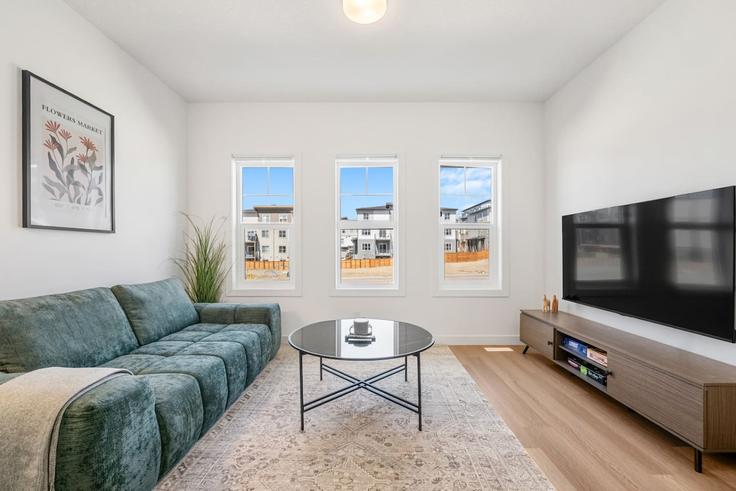 Calgary, Calgary에 위치한 Building 81 Street South West - premier-stays - 1531306 유닛의 세련된 인테리어가 돋보이는 거실 Calgary, Calgary에 위치한 Building 81 Street South West - premier-stays - 1531306 유닛의 세련된 인테리어가 돋보이는 거실