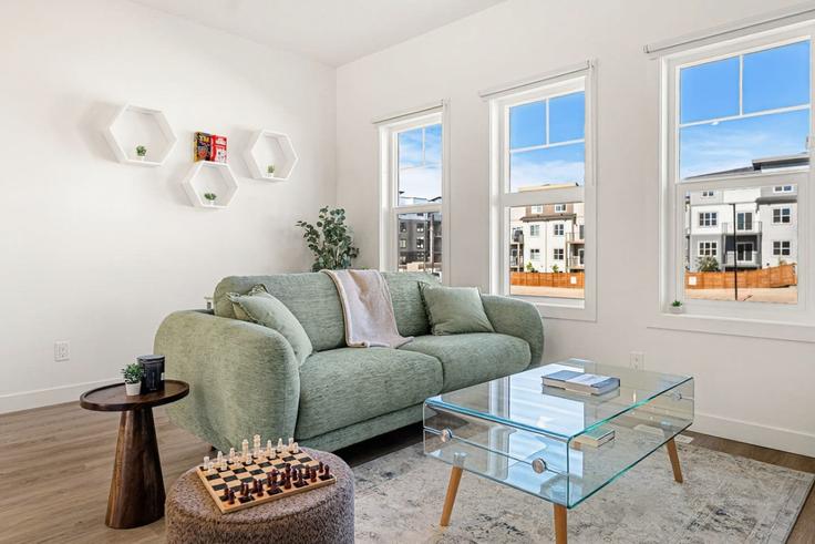 Calgary, Calgary에 위치한 Building 81 Street South West - premier-stays - 1314560 유닛의 세련된 인테리어가 돋보이는 거실