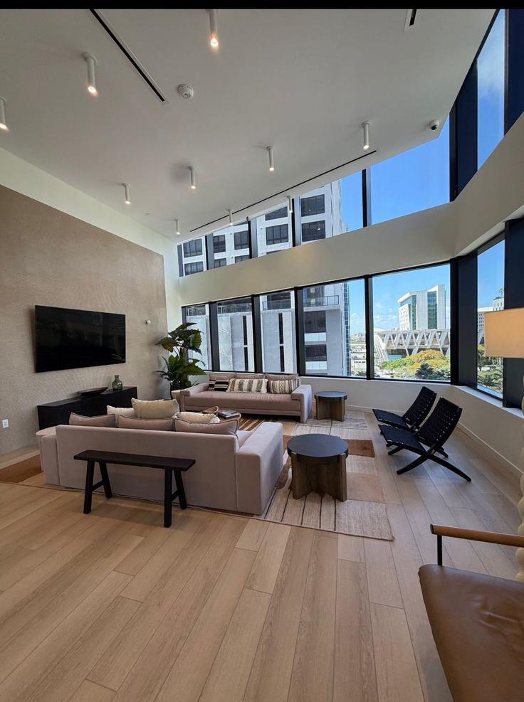 Elegant gestaltetes Wohnzimmer mit moderner Einrichtung in einer Wohnung im Building North Miami Avenue - premier-suites-management - 1511784 in Miami, Miami