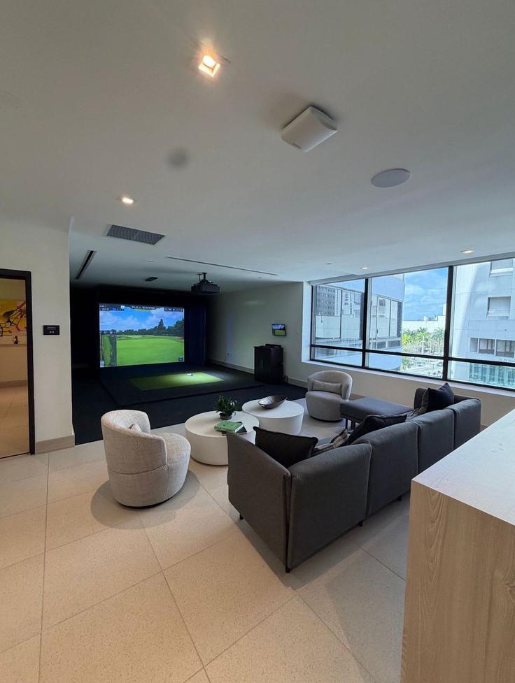 Elegant gestaltetes Wohnzimmer mit moderner Einrichtung in einer Wohnung im Building North Miami Avenue - premier-suites-management - 1511786 in Miami, Miami