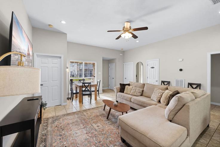 Sala de estar elegantemente projetada com móveis modernos em um apartamento no Building 825 Avenue A - premium-homes-1 - 1695333 em College Station, College Station Sala de estar elegantemente projetada com móveis modernos em um apartamento no Building 825 Avenue A - premium-homes-1 - 1695333 em College Station, College Station