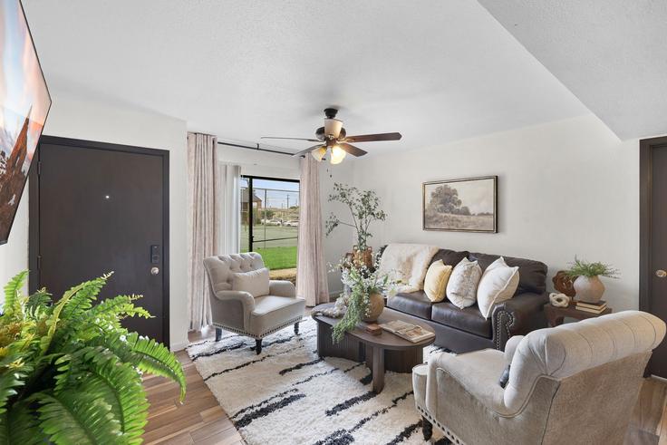 Building 904 University Oaks Boulevard - premium-homes-1 - 1695327 adresindeki bir dairede modern mobilyalarla zarif bir şekilde tasarlanmış oturma odası College Station, College Station