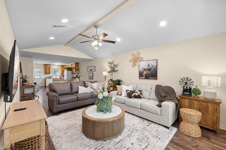 Sala de estar elegantemente projetada com móveis modernos em um apartamento no Building 902 Azalea Court - premium-homes-1 - 1695332 em College Station, College Station Sala de estar elegantemente projetada com móveis modernos em um apartamento no Building 902 Azalea Court - premium-homes-1 - 1695332 em College Station, College Station