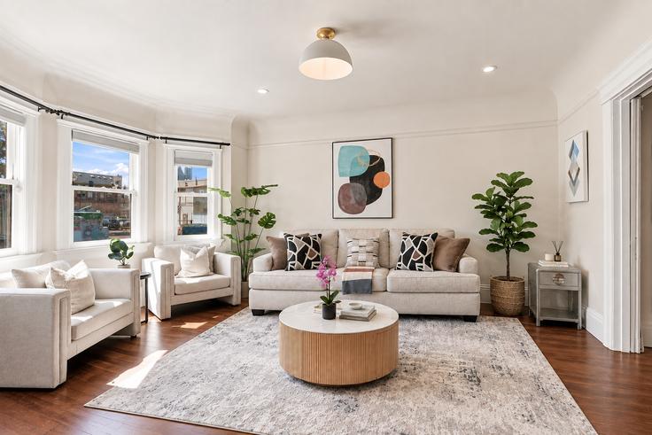 Sala de estar elegantemente projetada com móveis modernos em um apartamento no Building 1441 1st Avenue - premium-homes-1 - 1695334 em Oakland, Oakland Sala de estar elegantemente projetada com móveis modernos em um apartamento no Building 1441 1st Avenue - premium-homes-1 - 1695334 em Oakland, Oakland