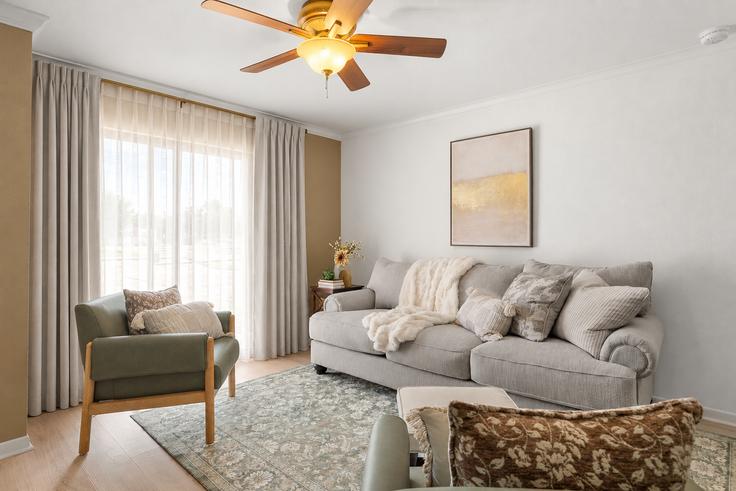 Building 904 University Oaks Boulevard - premium-homes-1 - 1695330 adresindeki bir dairede modern mobilyalarla zarif bir şekilde tasarlanmış oturma odası College Station, College Station