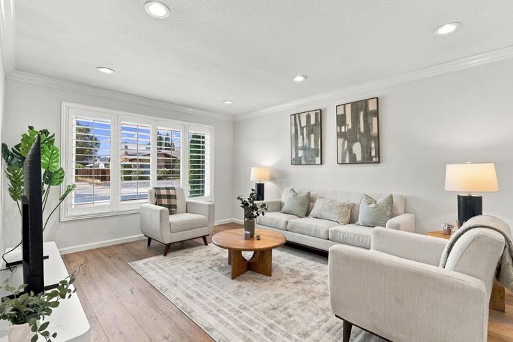 Sala de estar elegantemente projetada com móveis modernos em um apartamento no Building 4865 Mason Street - premium-homes-1 - 1695329 em Pleasanton, Pleasanton Sala de estar elegantemente projetada com móveis modernos em um apartamento no Building 4865 Mason Street - premium-homes-1 - 1695329 em Pleasanton, Pleasanton